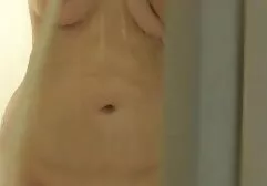 Het meisje met een bril besloot thuis een film te maken. erothiek films