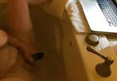 Vrouw keurt deze erotiese films video goed.