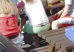 Een erotische films voor vrouwen Aziatisch meisje met een tatoeage op haar onderrug, met haar vagina op de vriendin van een lid en haar op de rug slaan.