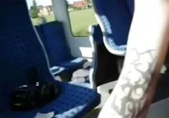 Gebruinde moeder in felrood erotischefilms korset met natte poesjes en Grote Tieten