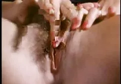Twee jonge blondjes die geld sexfilmpjes massage wisselen op de bank.