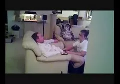 Abella Danger met haar erotik kinofilm elastische kont die haar hand op een meisje steekt