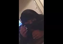 Zwarte man liep met een erotische film youtube Russisch meisje in alle gaten