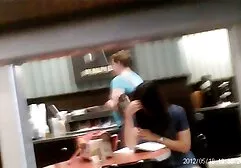 Gekke blonde meid waar erotische filmpje een vriendin bij is.
