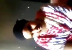 Masseur van Busty face zittend olieachtige erotiese films cliënt