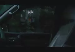 Vrouw met een bril sneed de punt van een man licht erotische film die dun is en geeft in de vagina
