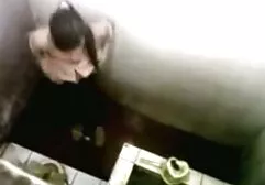Zwaarlijvige vrouwen met grote erotische seksfilms tieten en witte kamer wachtend op een haal en kies een seksspeeltje voor masturbatie