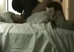 De erotische lesbische filmpjes roodharige streelde haar tepel met haar tong en Cooney masturbeerde in de badkamer.