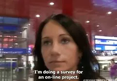 Molly Cavalli aan pooltafel en gratis erotische sexfilms seks met een meisje