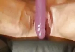 Drie mooie vrouwen in bed die interraciale erotische sexfilm lesbische seks hebben.