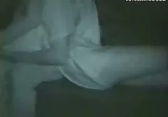 Het magere film erotiek meisje zuigt en geeft kanker op.