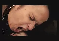 Een man erotische speelfilms met een grote lul om een meisje te verkrachten waar hij van houdt