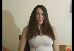 Een taxichauffeur erotischefilm die een blonde vrouw in de arm trekt.