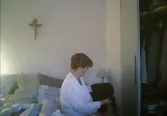 Die man is gebruind blond terwijl zijn vriend een zwarte vrouw likt op soft erotische film de bank.