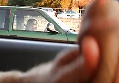Een man die een schroef op het mooie erotische filmpjes punt zet haar brede brunette schouders terwijl haar vrienden luisteren
