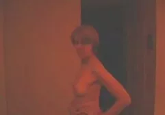 De man sloeg de geile massage film vrouw terwijl hij haar vagina met zwaartekracht vingerde.