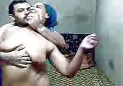 Verkozen Lok een MILF met een hoed naar een erotische seksfilm dame in bed
