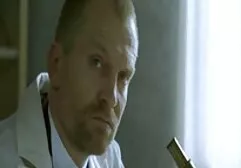 Een man in een blauw shirt die Tepels likt meest erotische films in de natuur