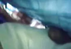 Studenten met een bril ontspannen sensuele films leuke vriend in bed.