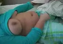 Een man maakte film erotische de vrouw wakker met een grappige en onverwachte cunnilingus.