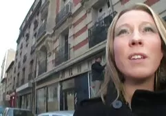 Volwassen brunette wordt geneukt door vriendin en vriendin. film erotische