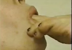 Volwassen vrouw in kousen neem grote zwarte lul en neemt het mee in de film erotik gratis vagina