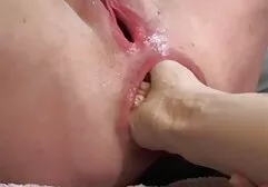 De Dikke MILF die haar tieten en kont aanraakt terwijl erotische film gratis ze doucht.
