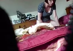 Zwarte partner eet een magere mooie erotische film crack op een biljarttafel