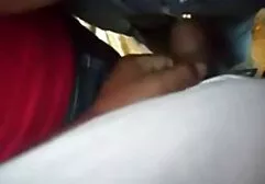 Een meisje masturbeert met een seksmachine met een vriend. erotische filmpjes gratis