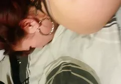 Blond met een bril op haar knieën en beste erotische films een pijpbeurt voor haar vriend.