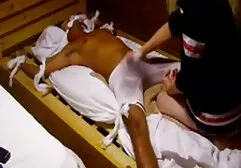De blonde is erotischefilm niet beleefd.