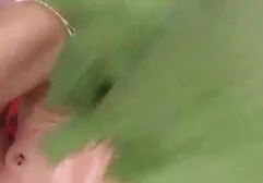 De dunne brunette erotische fil zit goed op de penis van de buren.