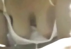 Een lief stel erotiche films maakt mooie porno na het werk.