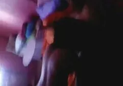 Davalka met een gratis erotische films Piercing clit zittend op een stoel en geniet van het werk van een seksmachine
