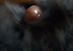 De bewaker pikte een vrouw erotisch filmpje kijken met een navelpiercing.