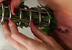 Jonge vrouwen die alleen zijn met brede heupen die hun kont spreiden geile massage filmpjes op zwarte dildo op de tafel hierboven.