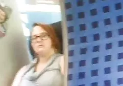 De blonde wordt gegeven aan de uitverkorene erotiche massage film in de vagina en maakt kuni een roodharig meisje in de slaapkamer