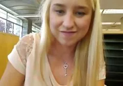 Vriendin geeft oraal erotische sexfilms aan een man met een denim rok en anale seks.