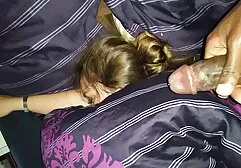 De klant legde de penis op de deksel massagers-smalle ogen op de erotische seksfilms bovenkant van de tafel
