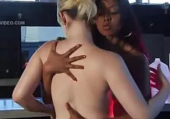 Een jong meisje met grote tieten masturbeert met erotise films dildo in de cast voor de camera.