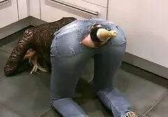Bbw met zwart korset die erotise films een man een poes geeft