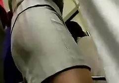 Meisje met soft erotische film haar gekreun onder een man met een sterk lid