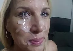Dame met plezier erotische lesbische filmpjes likken van een roodharige MILF in een leren jurk op de bank