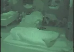 Jonge meisjes lange erotische films met een slank lichaam nemen mannelijke ledematen in de mond