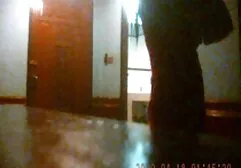Tiener met een tatoeage op de rand van het meer werd door massage erotisch film de kont verspreid met olie