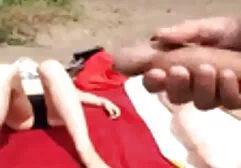 Een meisje in kousen en zwarte bh gratis erotiek film geeft het gat op in een man met een grote penis