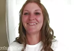 Een man in een erotische filmpjes hal vol passie om een mooie vrouw te neuken met grote tieten