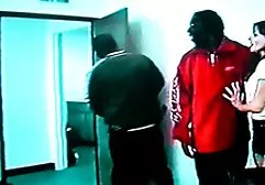 Dunne patiënten hebben een grote medische penis in hun mond. erotische pornofilm