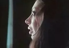 Roodharig meisje overgehaald erotich film door seks in een breed veld