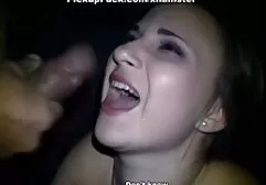 De eenvoudige blonde gaat akkoord met somersaulting in erotische sexfilm bed met een vriend